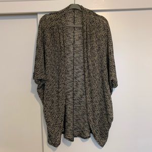 Quarter sleeve grey with black speckles cardigan